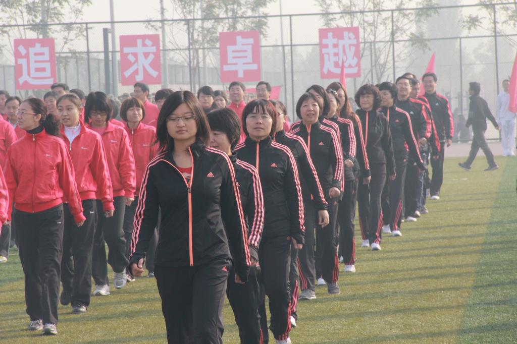 学院教师入场参加广播操表演